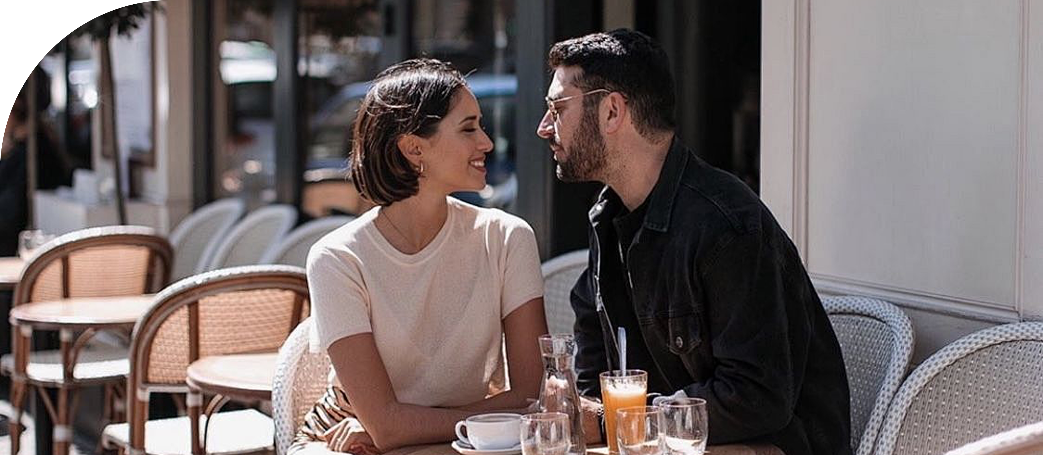 Couple café date